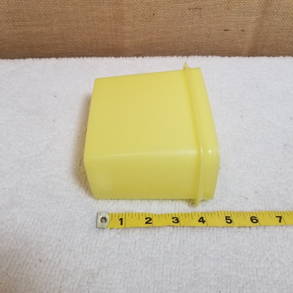 Vintage Tupperware 1243-9 Yellow Storage Container With Lid Pre Owned - Picture 5 of 5
